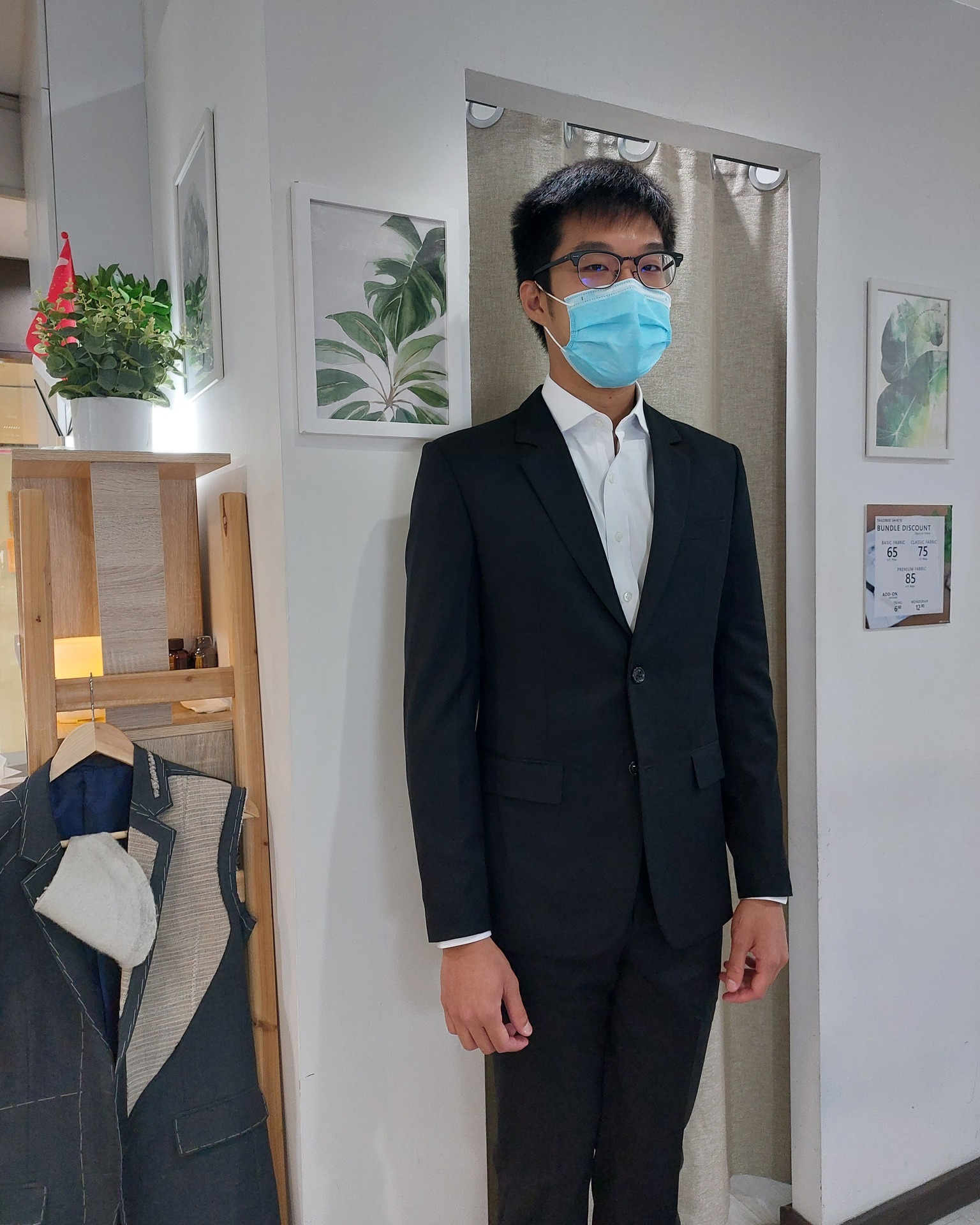 A portrait of poise—tailored in blue, framed in intellect 🧐
.
.
#ethanmen #ethanmensuit
#blue #suits #custommade #tailoring