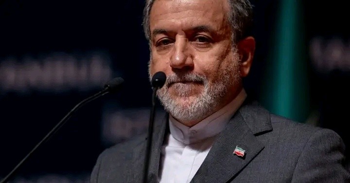 وزير الخارجية الإيراني يقول إن عبور السفن عبر مضيق هرمز مفتوح خلال فترة وقف إطلاق النار.
_morganable.com وزير الخارجية الإيراني يقول إن عبور السفن عبر مضيق هرمز مفتوح خلال فترة وقف إطلاق النار.
_morganable.com