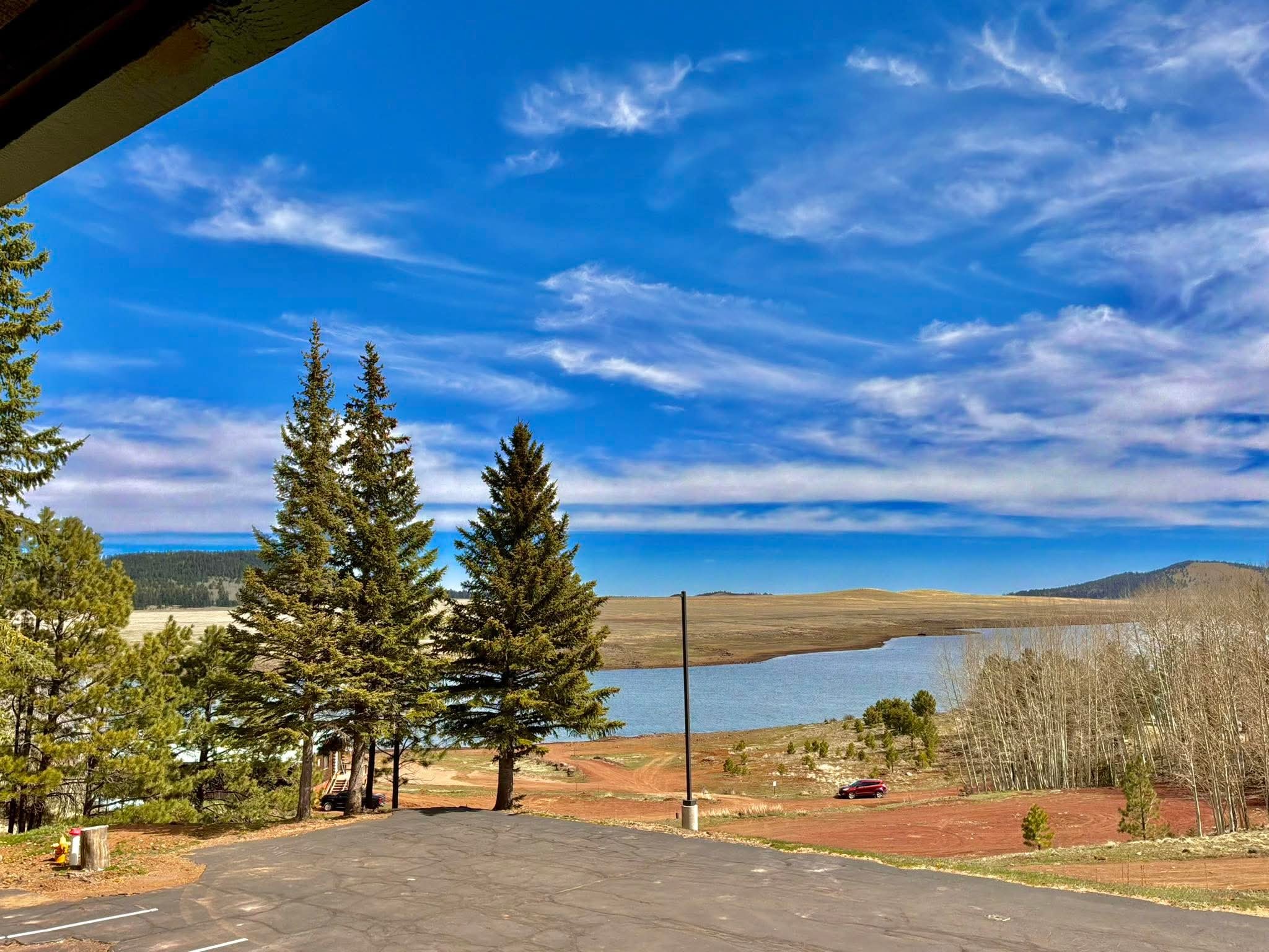 Happy Sunday!
Sunrise Park Lodge is open today, and it’s a beautiful day to stop by and enjoy the mountain air. The Bigfoot Pub inside the lodge opens at noon perfect timing to come in and try Chef Sean Tate’s delicious creations.
We’d love to see you here in Sunrise!