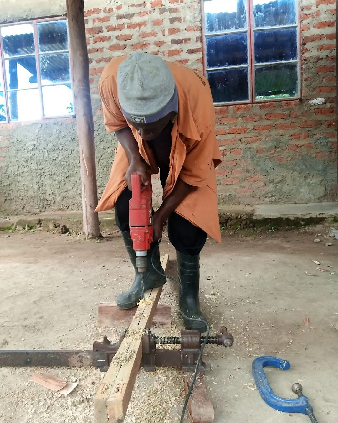 We believe in the old maxim that if you teach a man to fish, you can change the world. Here at the Bulhalho foundation we teach the kinds of skills that local people can use to change their lives.
Woodwork, hairdressing, and basket weaving have all been on the curriculum recently, and always with a focus on ensuring that the trainees will finish their time with us with the kind of skills that will change their futures.
#bulhalhofoundation