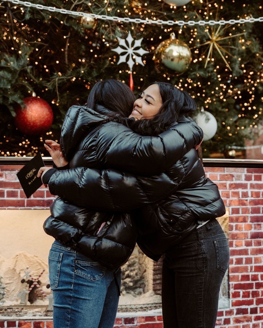 ‘Tis the season to feel worth it. ✨
⠀⠀⠀⠀⠀⠀⠀⠀⠀
From the sparkle of the tree to the laughter echoing through the cobblestone streets, this year’s Distillery Winter Village presented by @lorealparis celebrates joy, connection, and the power of women — Because We’re All Worth It.
⠀⠀⠀⠀⠀⠀⠀⠀⠀
💌 Stop by the L’Oréal Paris Cabin to pick a custom “Worth It” greeting card for someone special and enter for a chance to win one of three L’Oréal Paris Holiday Essentials (valued at $220) — the perfect gift for the season of sparkle.
⠀⠀⠀⠀⠀⠀⠀⠀⠀
🗓️ Visit now and experience the enchantment firsthand. Plan your visit at thedistillerywintervillage.com, linked in bio.
⠀⠀⠀⠀⠀⠀⠀⠀⠀
#DistilleryWinterVillage #TorontoChristmasMarket #DistilleryTO @lorealparis #WorthIt
