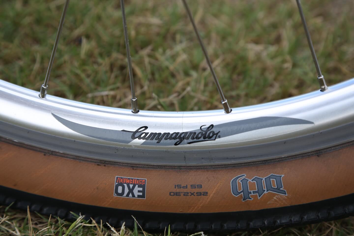 New wheels for my Klein Attitude Race — a 26” old-school mountain bike that’s now living its best life as a town bike.
Fully kitted out with mudguards, easy gearing, and semi-slick Maxxis tyres, it’s built for smooth city miles with classic MTB soul.
All the bearings are housed in pure Chris King jewellery — bottom bracket, headset, and hubs. Built to last, built to ride, and definitely built to stand the test of time.
Some bikes age. Others become icons.
#KleinAttitude #OldSchoolMTB #26aintdead #RetroBike #TownBike
Chris King
• Headsets: https://chrisking.com/collections/headsets
• Bottom Brackets: https://chrisking.com/collections/bottom-brackets
• Hubs: https://chrisking.com/collections/hubs
Maxxis (semi-slick options like DTH or Hookworm):
• https://www.maxxis.com