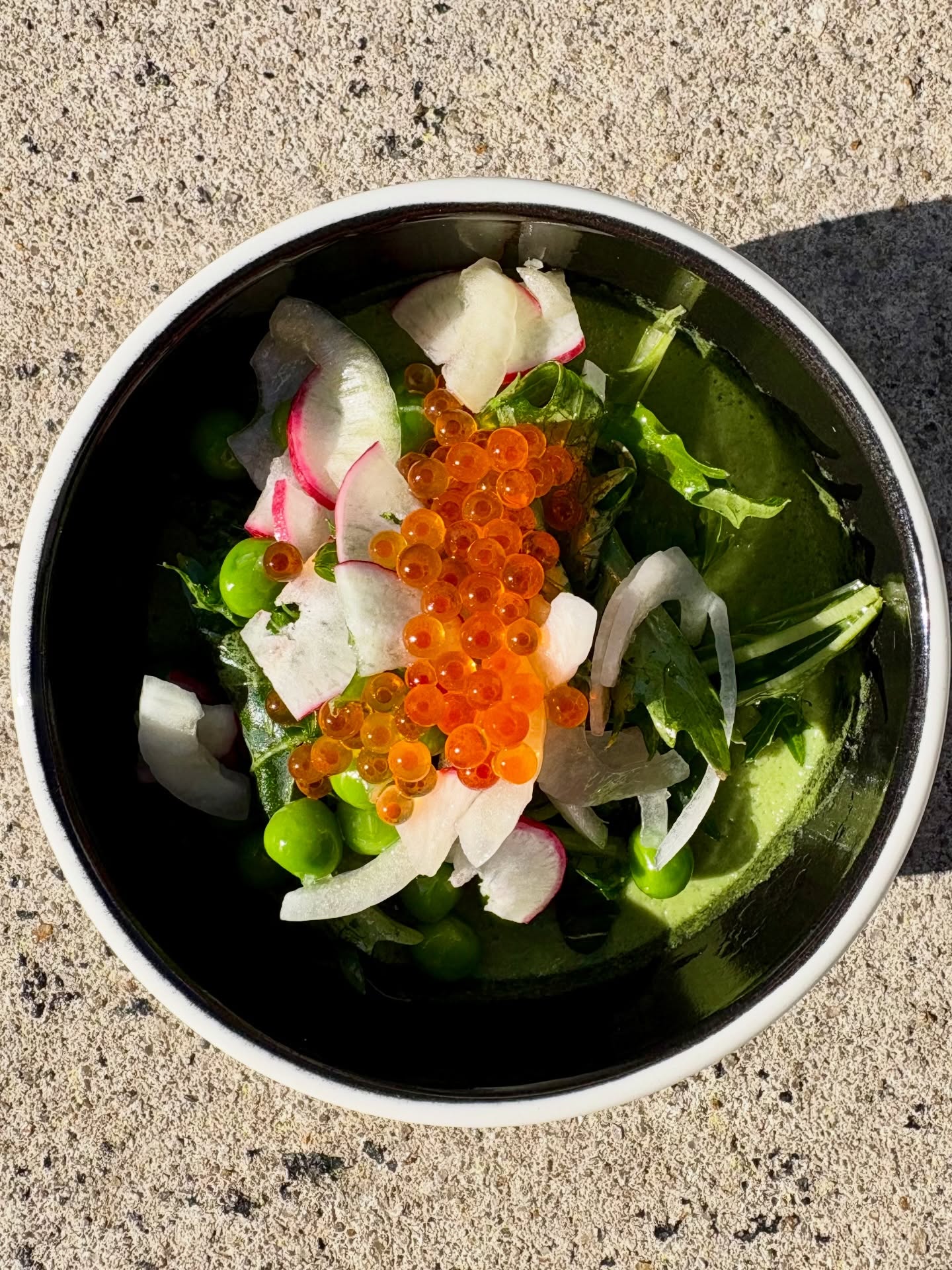 {asparagus sformato} English peas, spring onion, Cherry Belle radish, mizuna, smoked trout roe ✨
+🧅+🥬: @growfoodcarolina
🐟🥚: @markyscaviar
#sformato #asparagus #springveggies #chseats