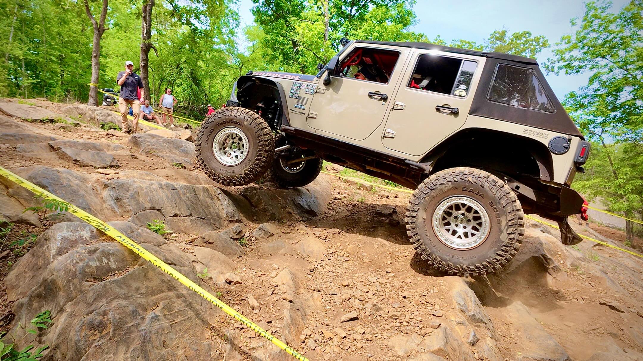 These photos don’t even fully show how steep and technical this obstacle really was. 👀🔥
By the end of the day, every team was exhausted, rigs were beat up, and it all came down to one final decision… play it safe for points or risk it all on the harder lines.
Watching these Jeeps crawl, bounce, and fight for traction through the rocks was the perfect ending to Battle of the Jeep Clubs. 🤘🏁