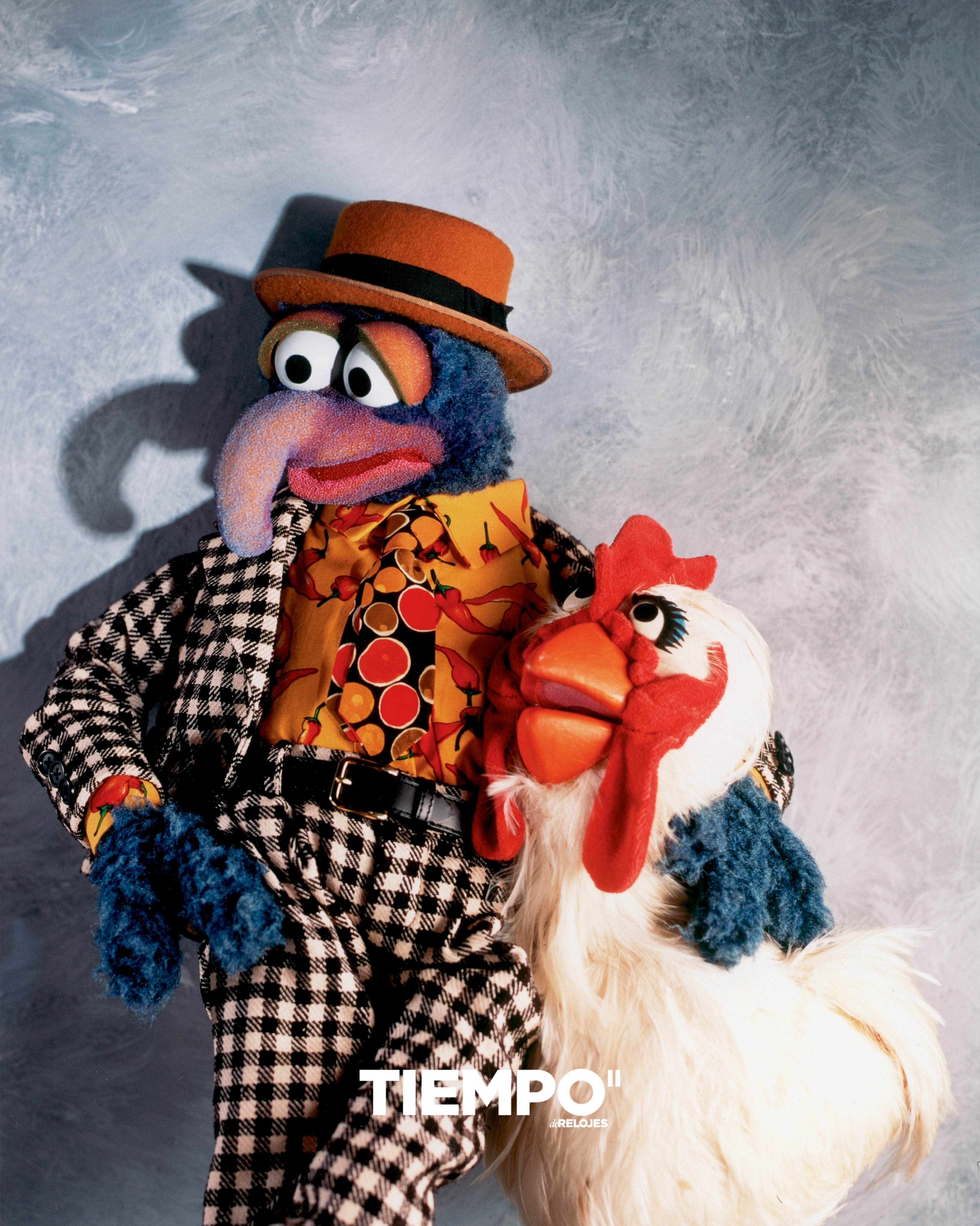#GenevaWatchDays | @oris continúa su colaboración con @themuppets de Disney y esta vez cede el escenario a The Great Gonzo con el nuevo ProPilot X Gonzo Edition, una interpretación tan excéntrica como su protagonista.
El gran truco ocurre dentro del movimiento. Cuando se da cuerda al reloj, pequeños grabados láser distribuidos sobre el muelle real de 1.8 metros se alinean hasta formar el rostro de Gonzo. Conforme se agota la reserva de marcha, la imagen vuelve a dispersarse. El calibre 115, de cuerda manual, ofrece 10 días de autonomía, acompañados por un indicador no lineal cuya aguja adopta la forma de uno de los chiles de las icónicas camisas del personaje. La carátula esqueletada muestra un degradado de azul, rojo y amarillo, y un anillo tratado con láser que cambia de color según la luz. La caja de titanio mide 44 mm.
#Oris #Gonzo #TheMuppets #TiempoDeRelojes