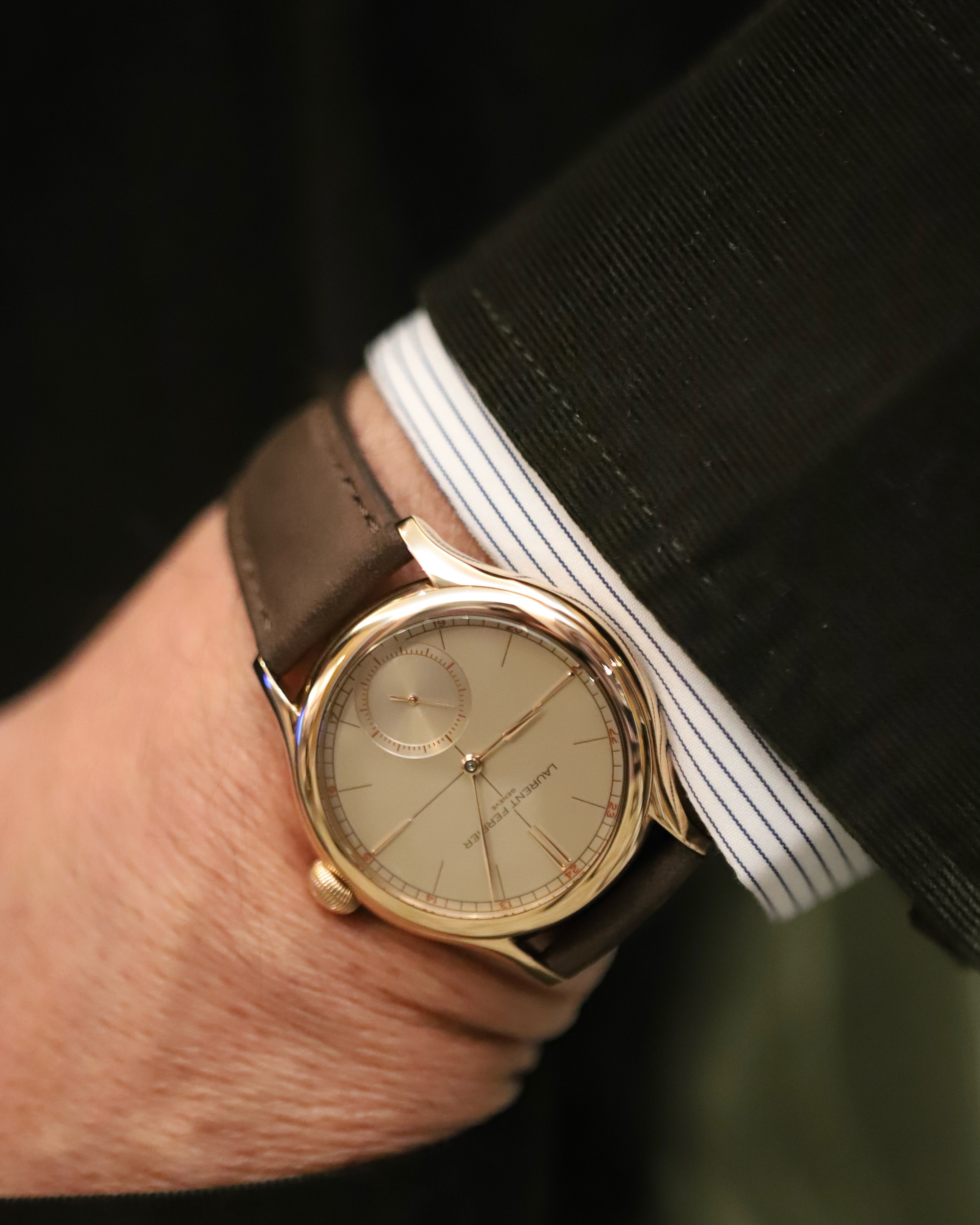 Con @laurent_ferrier en @siarmx pudimos apreciar dos de sus creaciones: el Classic Origin Beige, con su refinada esfera opalina y caja de oro rosa, y el Sport Traveller, una propuesta más deportiva en titanio de 42 mm con brazalete integrado.
#TiempoDeRelojes #LaurentFerrier #SIAR
