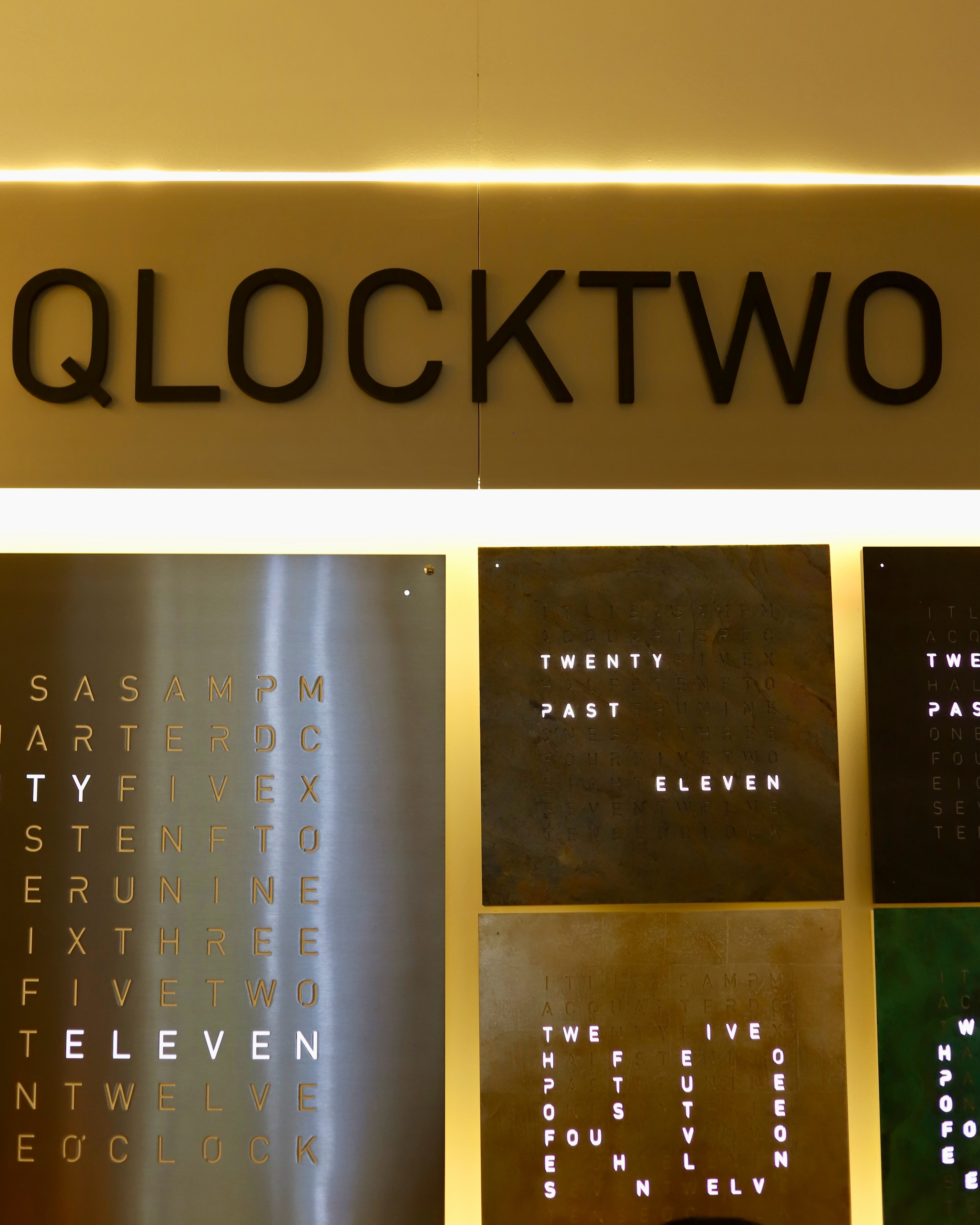 Una forma diferente de leer el tiempo llegó por primera vez al @siarmx.
Se trata de @qlocktwo, firma alemana fundada en 2009 que combina arte, diseño y relojería con una propuesta original: relojes que muestran la hora a través de palabras iluminadas, en lugar de las tradicionales manecillas.
#TiempoDeRelojes #QLOCKTWO #SIAR
